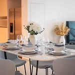 Fantastic High Floor 3Bed Apartment By Suiteable