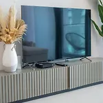 Fantastic High Floor 3Bed Apartment By Suiteable